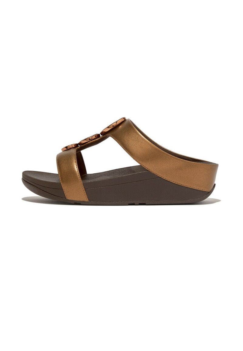 Bruine slidesandalen met metalen banden, voorzien van een gevoerd voetbed en een lage wiggenhak. Gladde textuur, minimalistisch ontwerp.