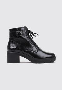 Botín negro de cuero con acabado brillante, tacón grueso, parte delantera con cordones y detalle decorativo de hebilla en la parte superior.