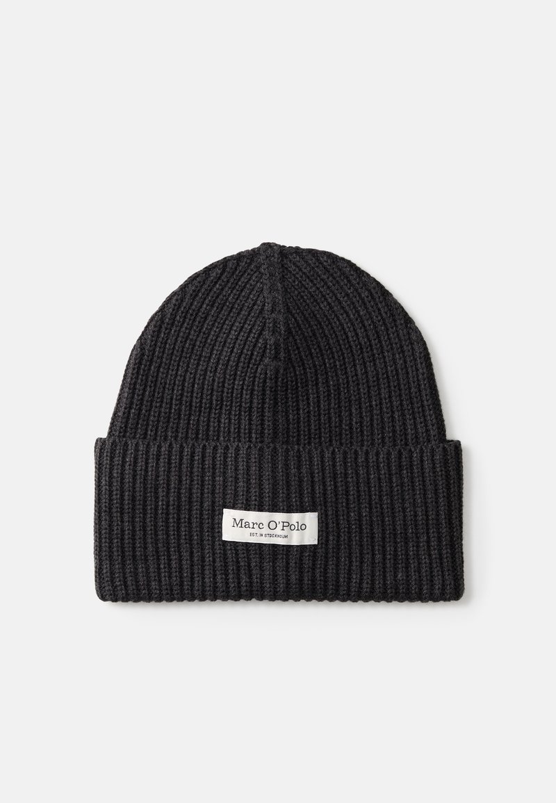 Gorro de malha preto com textura canelada. Apresenta uma dobra na aba e um pequeno rótulo branco com texto na parte da frente.