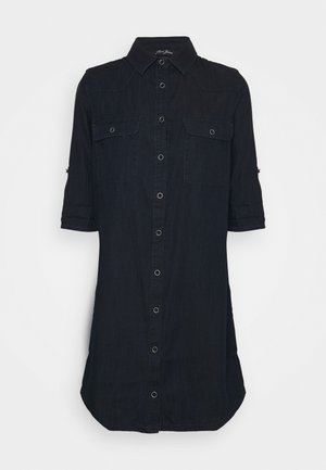 Dunkelblauses Denim-Hemdkleid mit kragenförmigem Ausschnitt, kurzen Ärmeln, zwei Vorderentaschen und Knopfverschluss. Besitzt einen abgerundeten Saum.