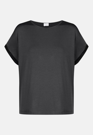 Sort kortærmet top med en afslappet pasform, rund halsudskæring og satinfinish ved ærmerne. Blødt materiale med en glat tekstur.