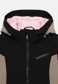 Fekete és bézs kapucnis dzseki világos rózsaszín belső béléssel, elülső cipzárral és logó részlettel. Simává tett külső, strukturált dizájn.