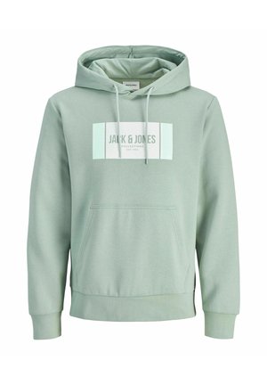 Hoodie vert clair en tissu doux, avec un logo rectangulaire blanc centré portant le texte "JACK & JONES" et une poche kangourou à l'avant.