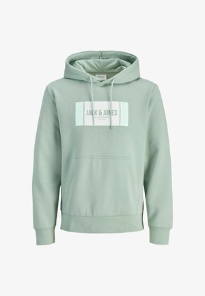 Jasnozielona bluza z kapturem, wykonana z miękkiego materiału, z centralnie umieszczonym białym prostokątnym logo z napisem "JACK & JONES" oraz przednią kieszenią kangurką.