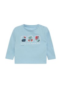 Lichtblauw shirt met lange mouwen van katoen, voorzien van een illustratie met palm bomen en golven, en de tekst "SUN'S OUT, FUN'S OUT" in het wit.