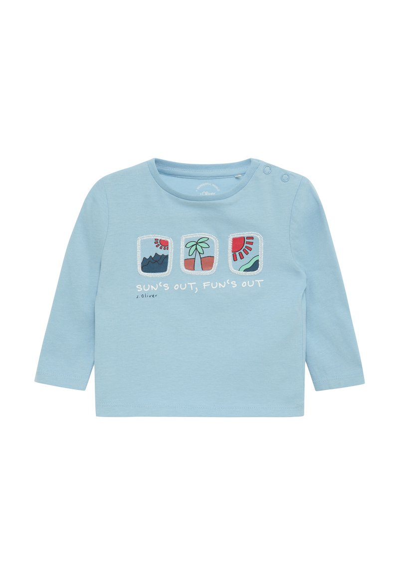 Lichtblauw shirt met lange mouwen van katoen, voorzien van een illustratie met palm bomen en golven, en de tekst "SUN'S OUT, FUN'S OUT" in het wit.
