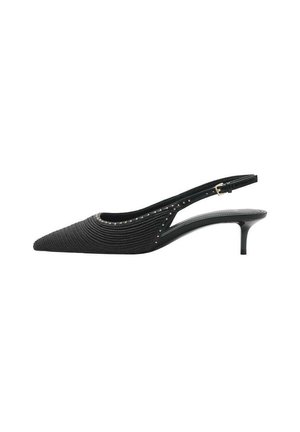Escarpins noirs à talon slingback avec un bout pointu, une texture froncée, des accents cloutés sur les côtés et un design de talon haut slim.
