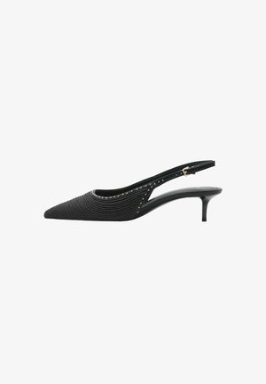 Escarpins noirs à talon slingback avec un bout pointu, une texture froncée, des accents cloutés sur les côtés et un design de talon haut slim.