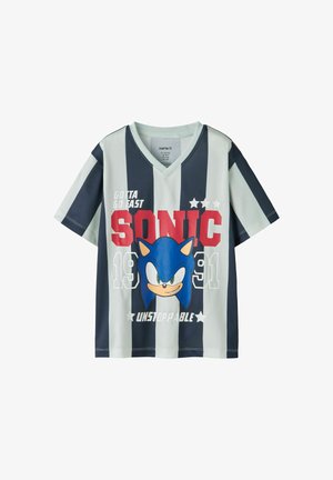 Korte mouw V-hals shirt met zwart-witte verticale strepen, met een groot Sonic the Hedgehog gezicht en tekst "Gotta Go Fast Sonic Unstoppable 1991".