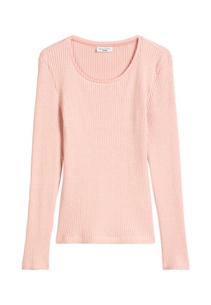 Top a maniche lunghe a coste in cotone leggero rosa pallido. Presenta un collo a barca e una forma aderente, con linee verticali prominenti in tutto il capo.