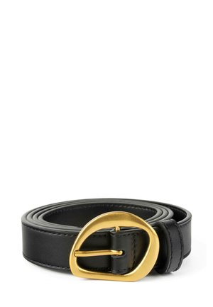 Cintura in pelle nera con una fibbia circolare color oro, caratterizzata da una finitura liscia e doppie cuciture lungo i bordi.