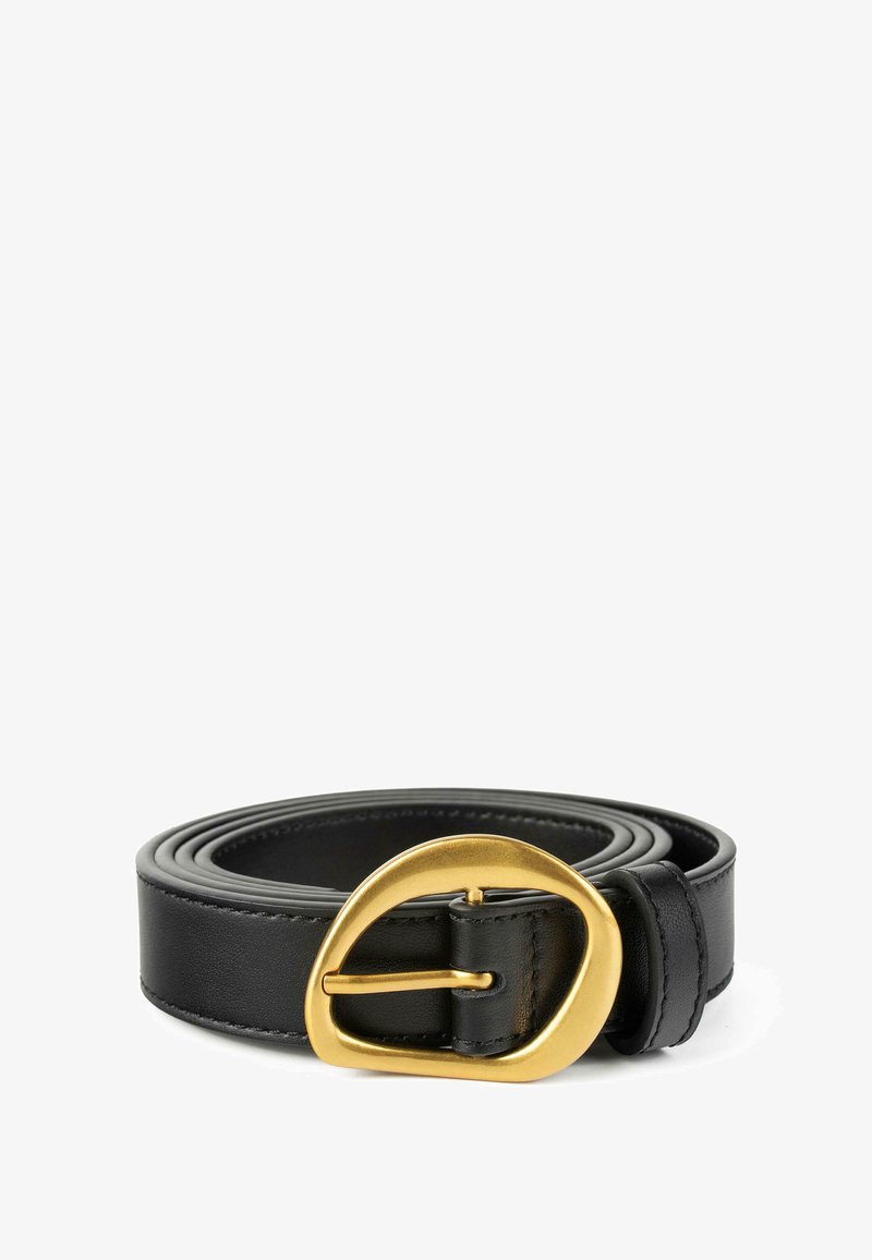 Mustaa nahka vyö, jossa on pyöreä kultasävyinen solki, siinä on sileä pinta ja kaksinkertainen ommel reunoilla.