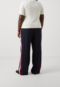 Tommy Hilfiger Curve T-shirt con stampa - off-white