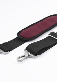 Verstellbarer schwarzer Stofftaschenriemen mit silbernem Metall-Drehhaken und gepolstertem bordeauxrotem Schulterbereich.