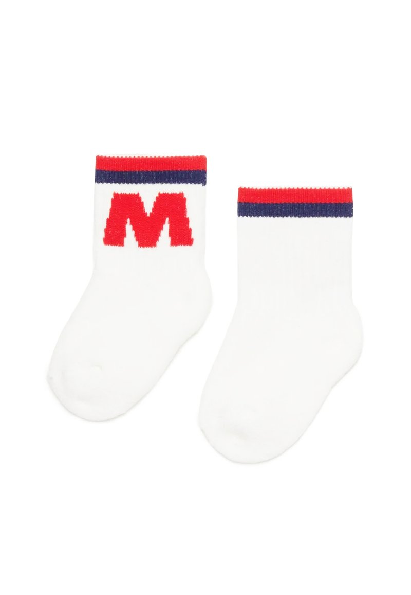 Calze di cotone bianche con una striscia rossa e blu navy sulla parte superiore e un grande logo rosso "M" sul lato. La texture è liscia e morbida.