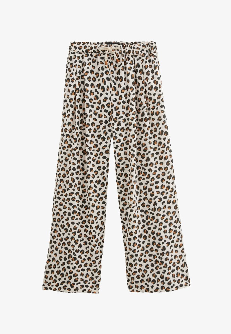 Pantalon ample sur fond blanc avec imprimé léopard marron et noir, doté d'une taille élastique avec un cordon de serrage blanc.