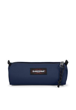 Estuche para lápices Eastpak azul marino con cremallera negra y cordón de tirador, forma rectangular y parche con el logo de la marca en el centro frontal.