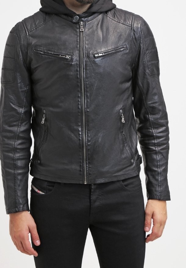 Schwarze Lederjacke mit einem Frontreißverschluss, subtilen Schulterpolsterungen und zwei aufgesetzten Brusttaschen mit Reißverschluss. Sanfte Textur mit einer taillierten Passform.