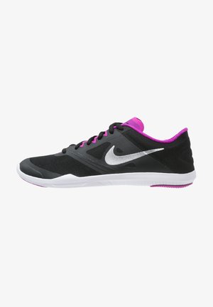Zapatilla deportiva negra con detalles en rosa y un swoosh plateado de Nike, con parte superior de malla transpirable y suela de goma blanca.