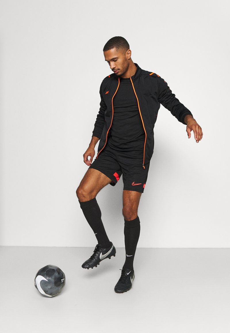 Herren Trainingsanzüge | JAKO CHALLENGE Trainingsjacke schwarz/neonorange/schwarz - XV62757 Herren Trainingsanzüge | JAKO CHALLENGE Trainingsjacke schwarz/neonorange/schwarz - XV62757