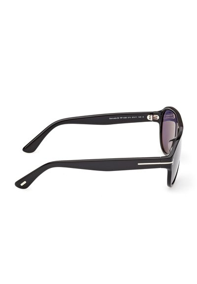 Lunettes de soleil rectangulaires noires avec branches épaisses et verres dégradés foncés, vues de profil sur fond blanc.
