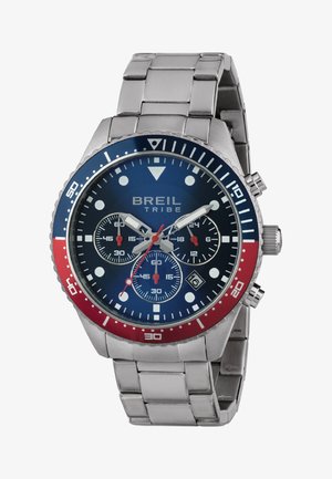 Montre Breil Tribe avec un bracelet en acier inoxydable, un cadran bleu, une lunette rouge et bleue, des sous-cadrans de chronographe, et un affichage de la date à 4 heures.