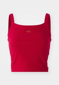 Débardeur rouge à côtes avec des bretelles fines et un petit logo Levi's sur la poitrine et la couture latérale sur fond blanc.