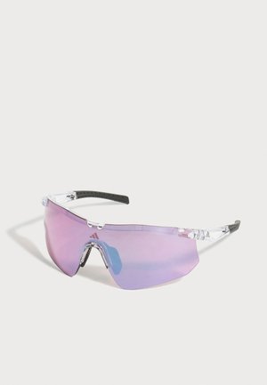 Lunettes de sport avec une grande lentille incurvée teintée de violet, monture transparente, branches en caoutchouc noir et plaquettes de nez réglables.