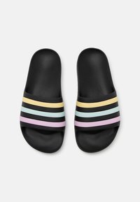 Schwarze Rutsch-Sandalen mit fünf horizontalen, mehrfarbigen Streifen: Gelb, Hellblau, Dunkelblau, Lavendel und Pink. Strukturierter Fußbett.