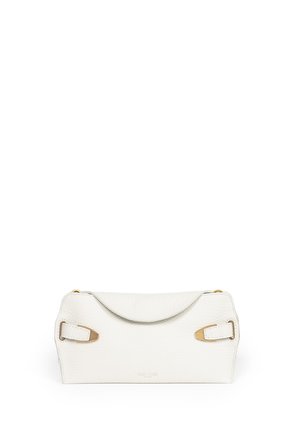 Biała kopertówka z fakturowanej skóry z złotymi akcentami klamry i zakrzywionym zamknięciem na klapę.