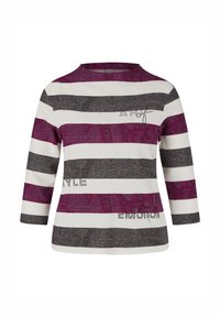 Gestreiftes T-Shirt mit Dreiviertelärmeln, das breite horizontale Streifen in Weiß, Dunkelgrau und Fuchsia zeigt. Textakzente sind enthalten.