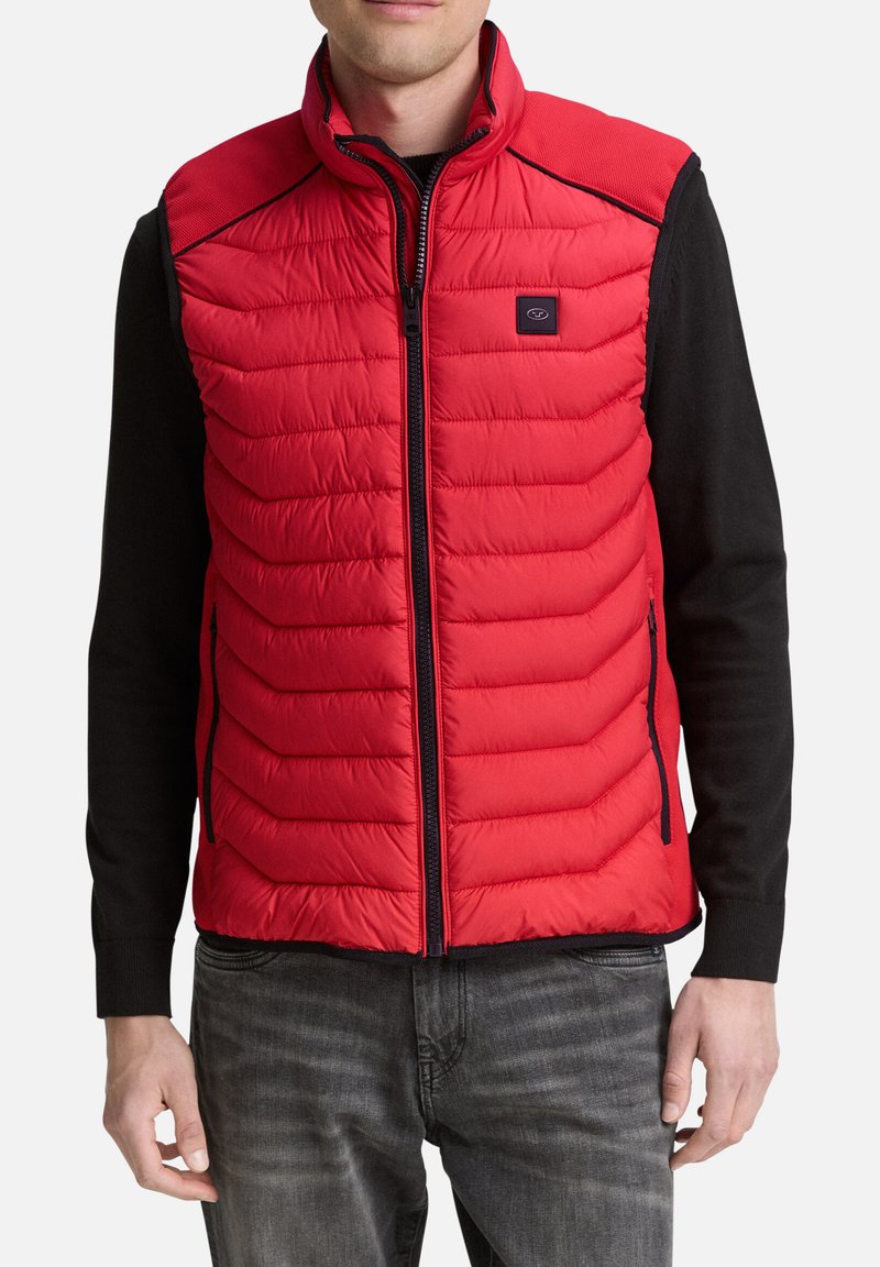 Rote Steppweste mit horizontalen Nähten, Reißverschluss und hohem Kragen. Schwarze Ärmel und Taschen mit marineblauen Akzenten. Leichtes Material.