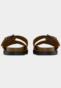 Καφέ σανδάλια με ανοιχτά δάχτυλα, τρεις ρυθμιζόμενους ιμάντες, πάτο από φελλό και μαύρη καουτσούκ σόλα. Διαθέτουν μεταλλικά αγκράφες για κλείσιμο.