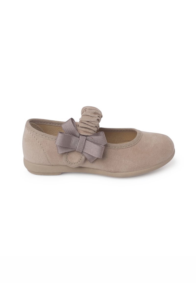 Bailarinas de ante beige con una correa texturizada y un gran lazo de tela a rayas en la parte delantera. Suela de goma ligera.