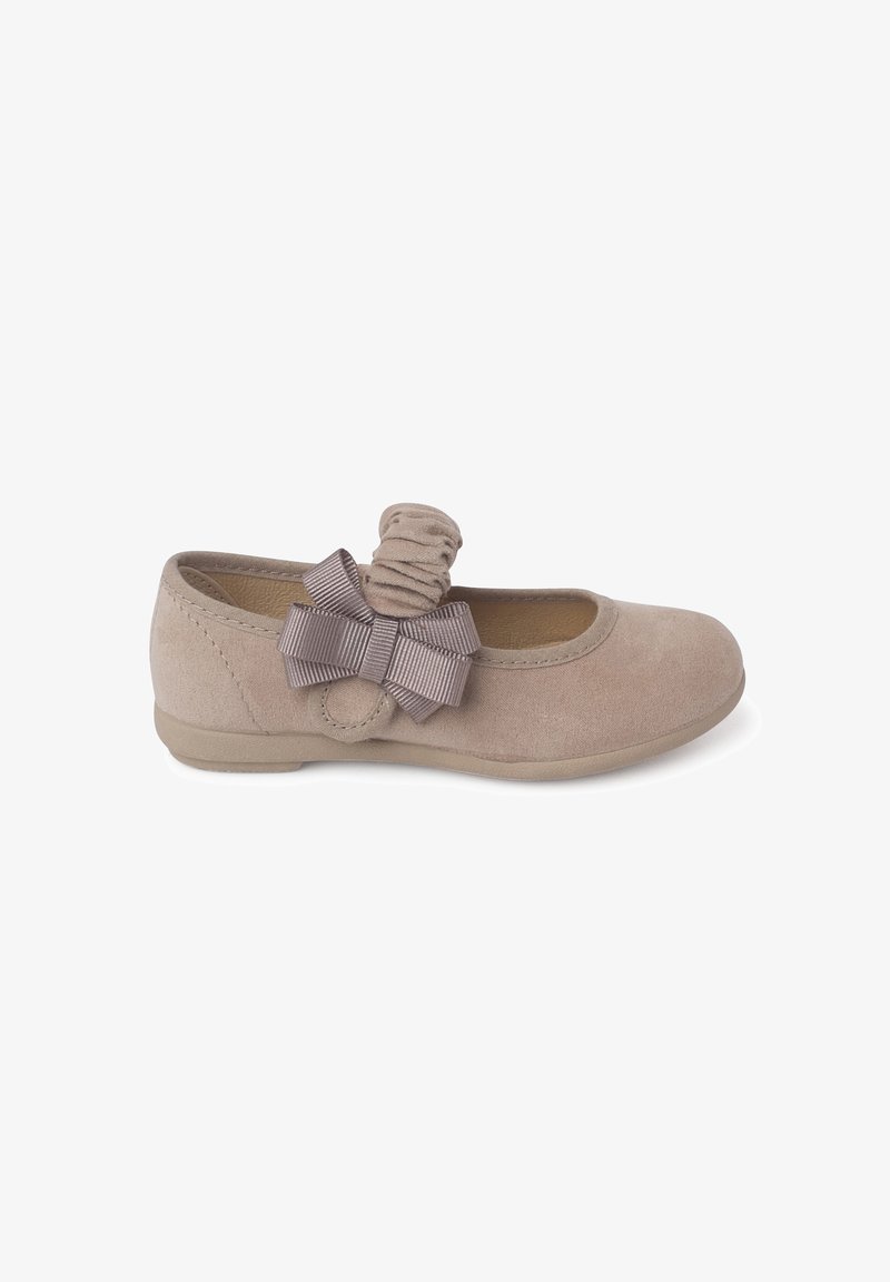 Beige Wildlederschuhe im Ballerina-Stil mit einem strukturierten Riemen und einer großen, gestreiften Stoffschleife auf der Vorderseite. Leichte Gummisohle.