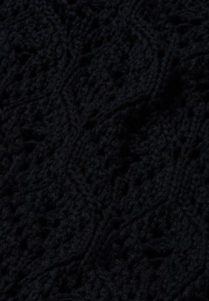 Tela negra tejida con patrones intrincados de cables y diamantes, mostrando un hilo texturizado y pequeños detalles calados.