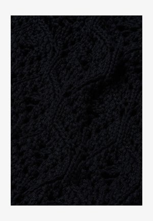 Tissu noir tricoté avec des motifs complexes de torsades et de diamants, présentant un fil texturé et de petits détails ajourés.