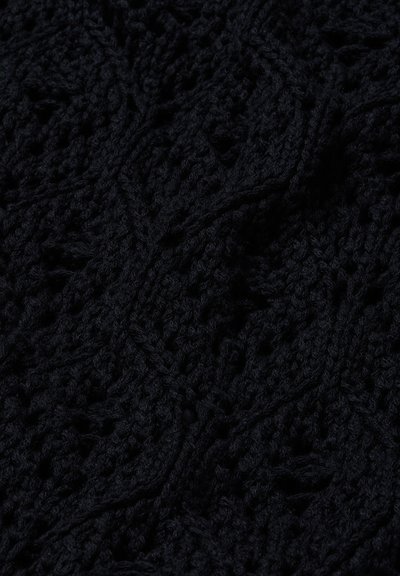 Tissu noir tricoté avec des motifs complexes de torsades et de diamants, présentant un fil texturé et de petits détails ajourés.