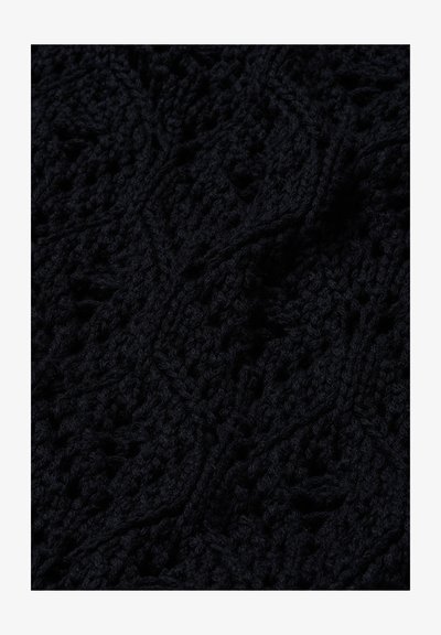 Tissu noir tricoté avec des motifs complexes de torsades et de diamants, présentant un fil texturé et de petits détails ajourés.