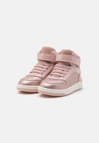 Rozā augstās tenisa kurpes ar gludu apdari, perforētiem akcentiem, elastīgām auklām un Velcro siksniņu uz balta gumijas zoles.