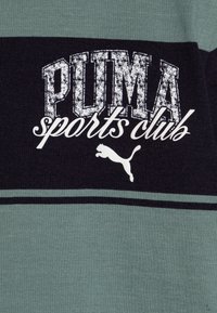 Zeleno-námornícky pruhovaný mikina s nápisom "PUMA sports club" v opotrebovanej bielej farbe a bielym logom puma. Mäkko tkanina, štandardný strih.