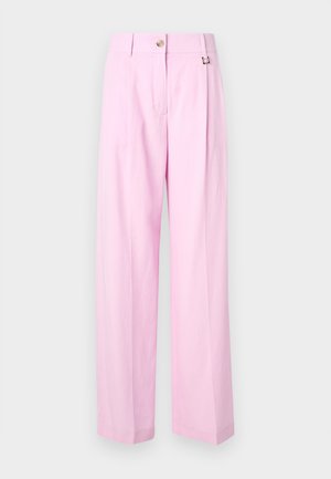 Halvány rózsaszín, bő szárú nadrág, elülső redővel, gombzárással és fémsaival díszítve. Sima textúra és minimalista dizájn.