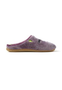 Pantufla morada y difusa con una textura suave, suela de goma y acento verde. Presenta texto negro y un pequeño gráfico verde en el lateral.