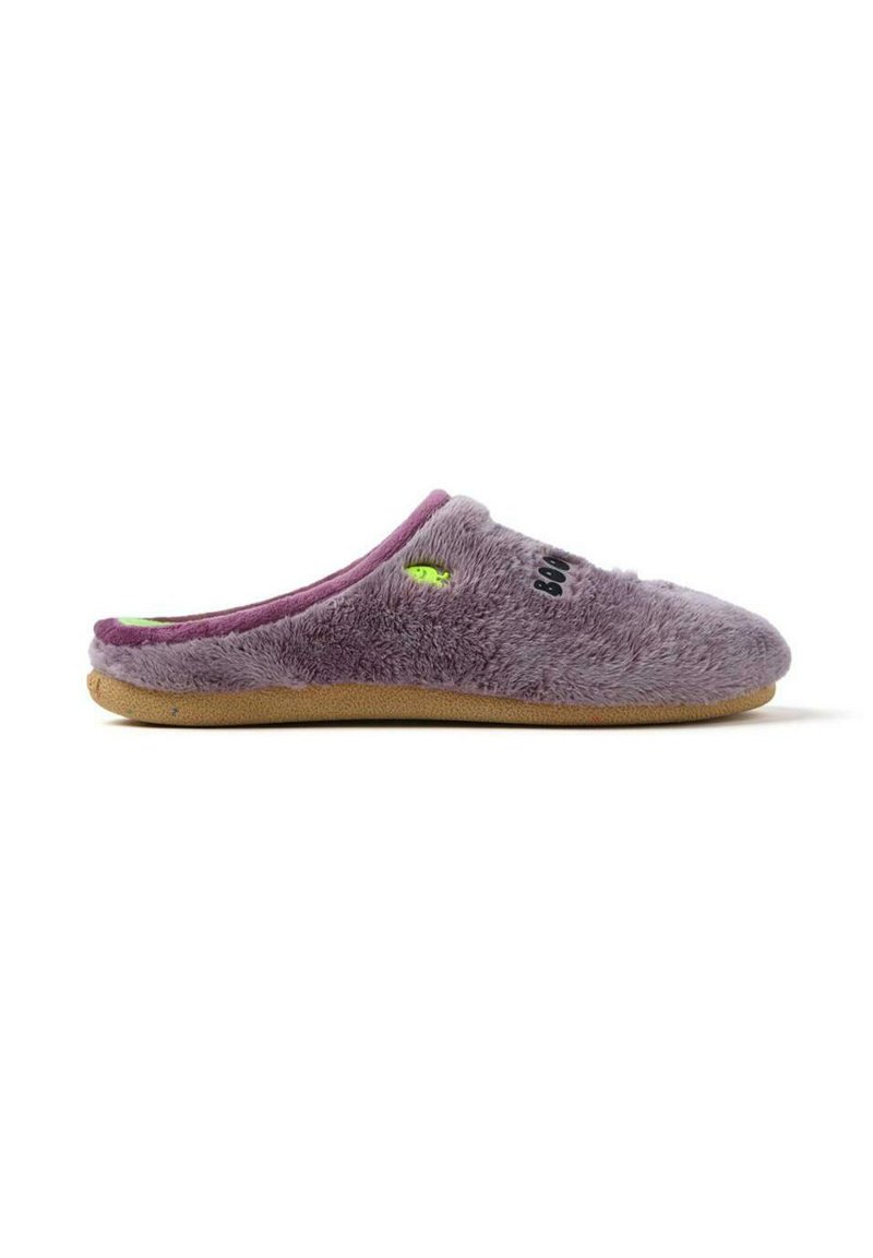Pantufla morada y difusa con una textura suave, suela de goma y acento verde. Presenta texto negro y un pequeño gráfico verde en el lateral.