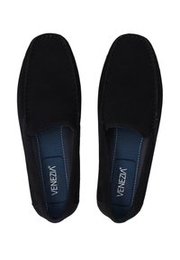 Sorte ruskinds slip-on sko med rund tå, synlig syning og et polstret indre, der har en blå stribet stofferforing.