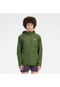 Grüne wasserdichte Jacke mit Kapuze, ausgestattet mit einer Frontreißverschlusstasche und elastischen Bündchen. Das Material hat eine glatte, leichte Textur.
