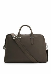 Sac en cuir marron avec une finition texturée, forme rectangulaire, doubles poignées et une bandoulière réglable. Accents en ton argent mis en valeur.