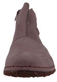 Botas de tobillo en color topo, fabricadas en cuero texturizado, con un cierre lateral de cremallera y detalles de costura sutiles, además de una suela de goma que proporciona tracción.