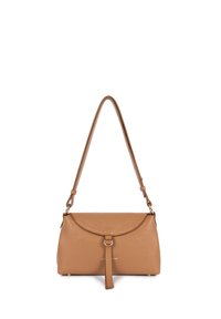 Sac à main en cuir brun avec une forme courbée, un rabat supérieur et une sangle décorative. Il dispose d'un accent en matériel doré et d'une bandoulière réglable.