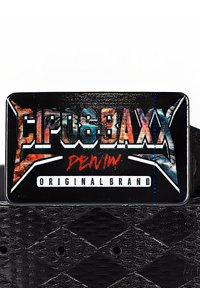 Étiquette rectangulaire noire avec un texte graphique coloré "Cipus8axx Denim" et "Marque Originale", présentant des textures et des couleurs contrastées.